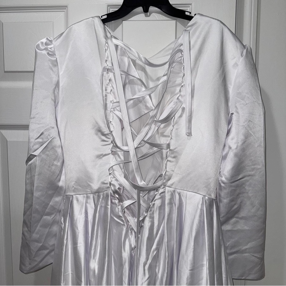 Elegant White Satin Lace-Up Wedding Dress